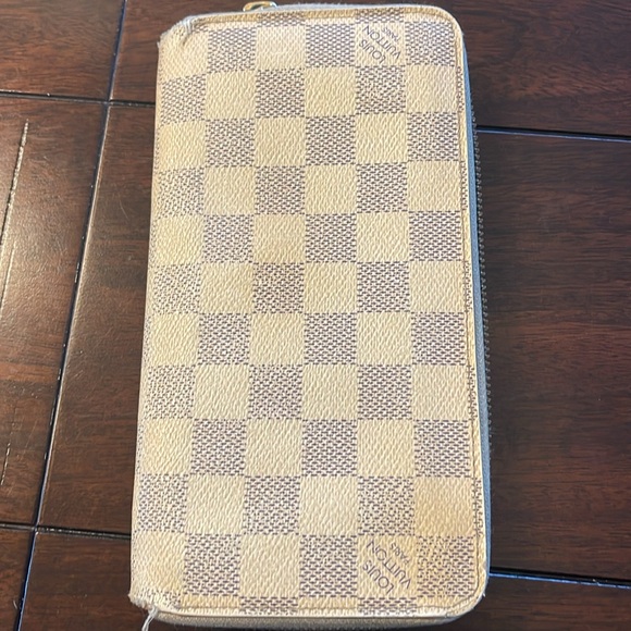 💎AUTHENTIC💎 LV DAMIER AZUR ACCORDION WALLET (NO ZIPPER PULL, COIN STAIN INT) - Picture 11 of 16